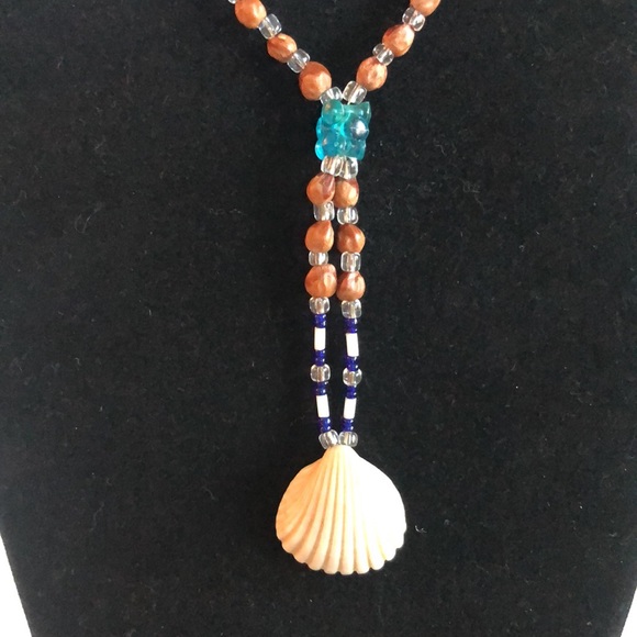 Vintage shell necklace and screw on earrings set - Picture 2 of 8